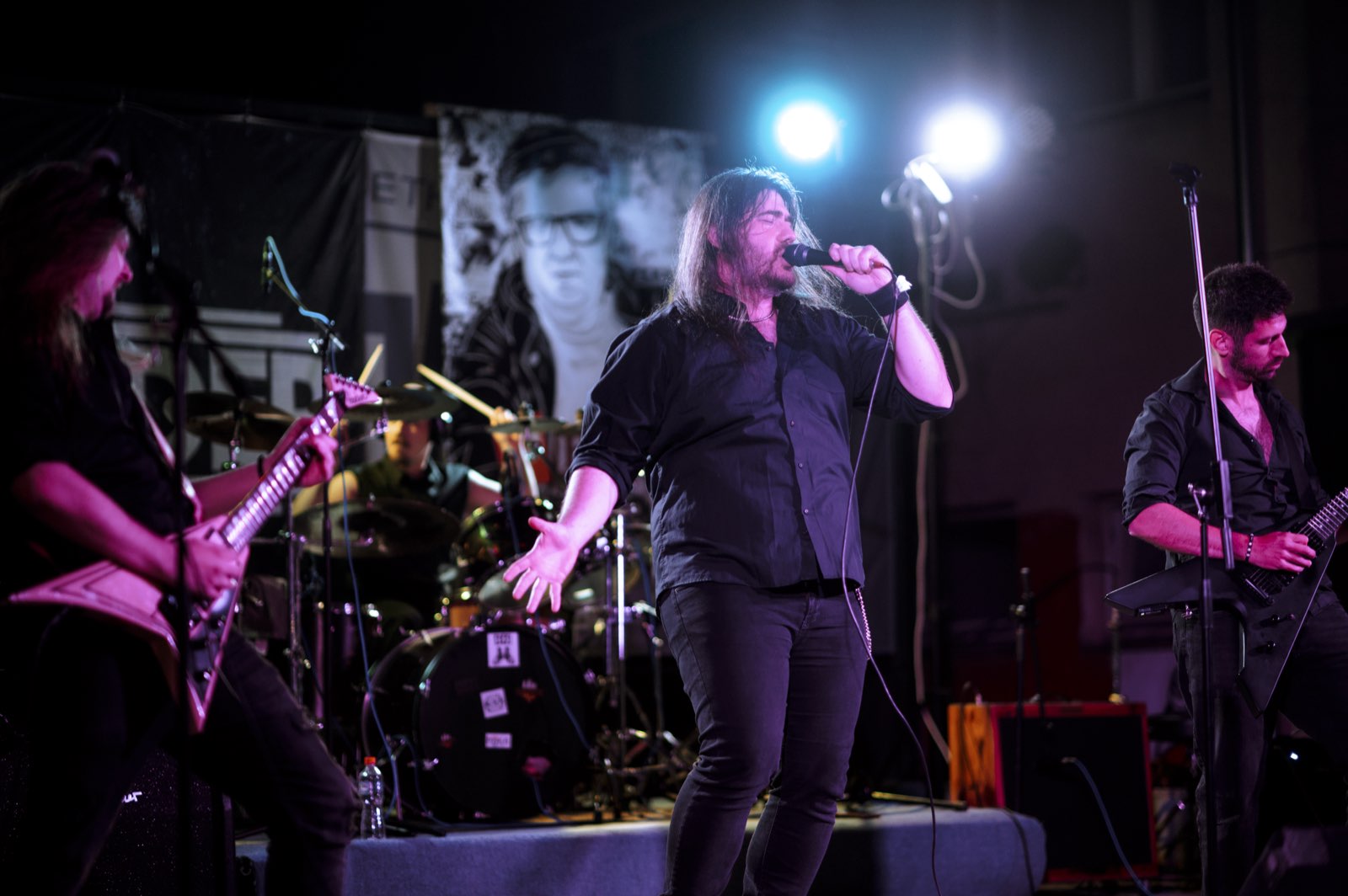 Una banda tocando en vivo sobre un escenario