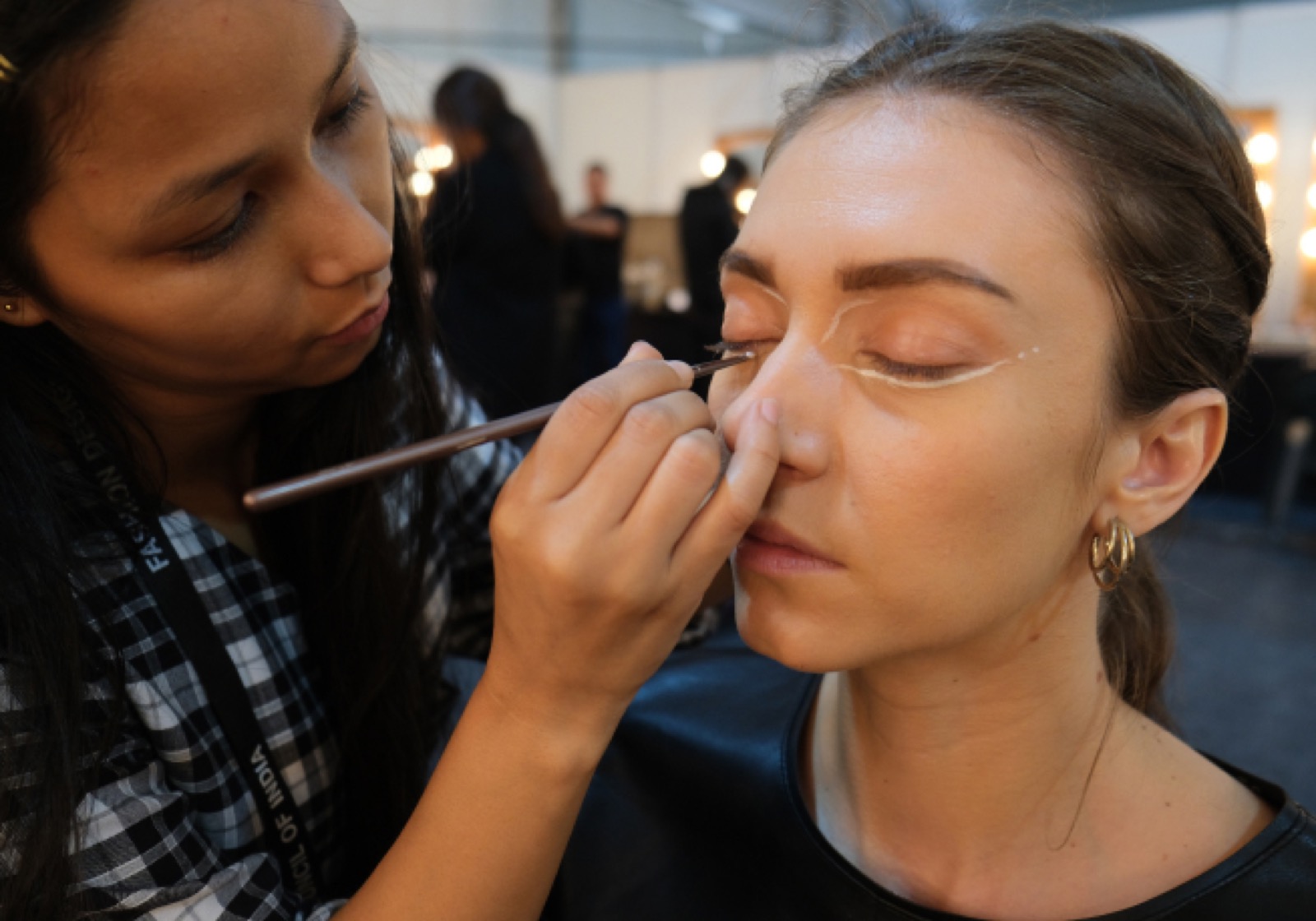 Una maquilladora trabajando en casa de una clienta
